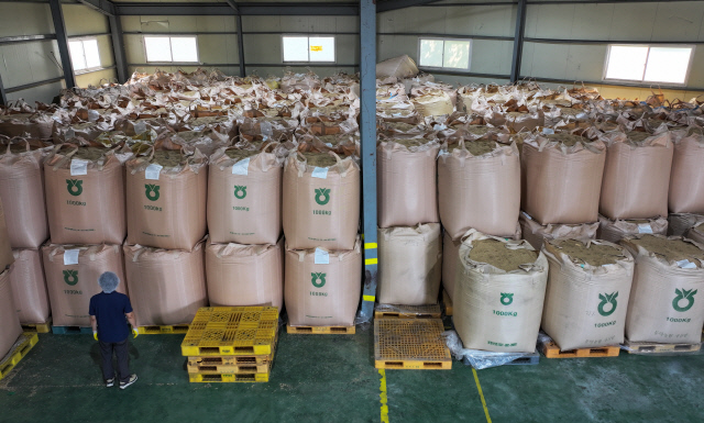 강원도내 한 미곡종합처리장(RPC)의 양곡 창고에 쌀이 잔뜩 쌓여 있다. <연합뉴스>